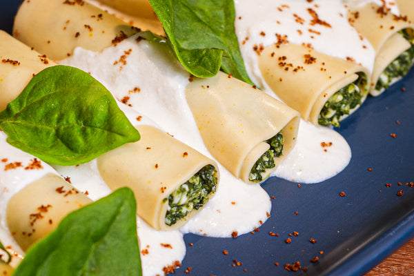 Canelone de espinafre e queijo brie, nata e farofa de pain d'épices