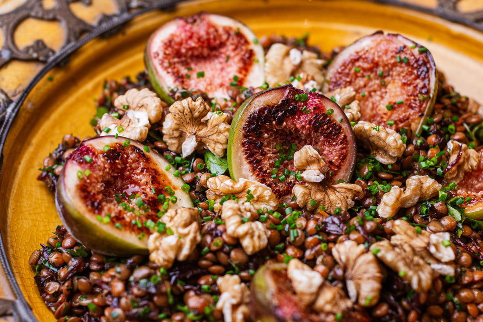 Salada de lentilha com figos grelhados, cebolas caramelizadas e nozes