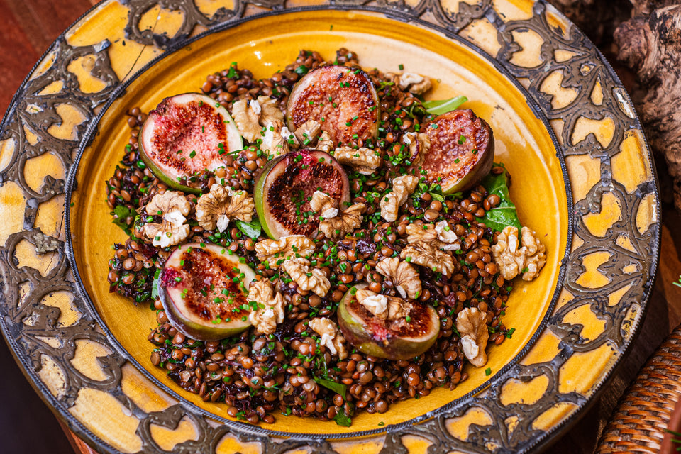 Salada de lentilha com figos grelhados, cebolas caramelizadas e nozes