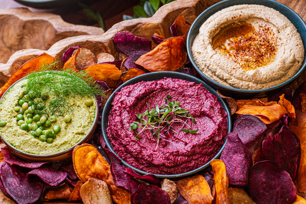 Trio de homus com chips de raízes