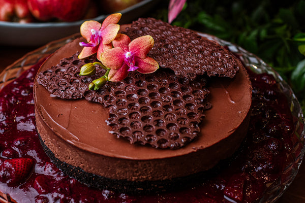 Cheesecake de chocolate com calda de frutas vermelhas