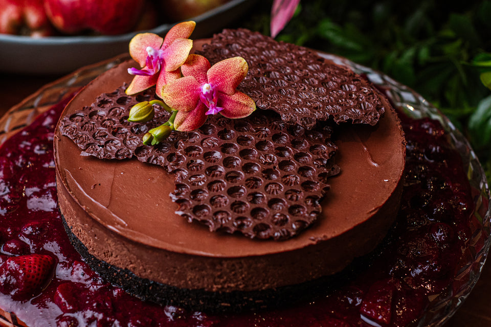 Cheesecake de chocolate com calda de frutas vermelhas