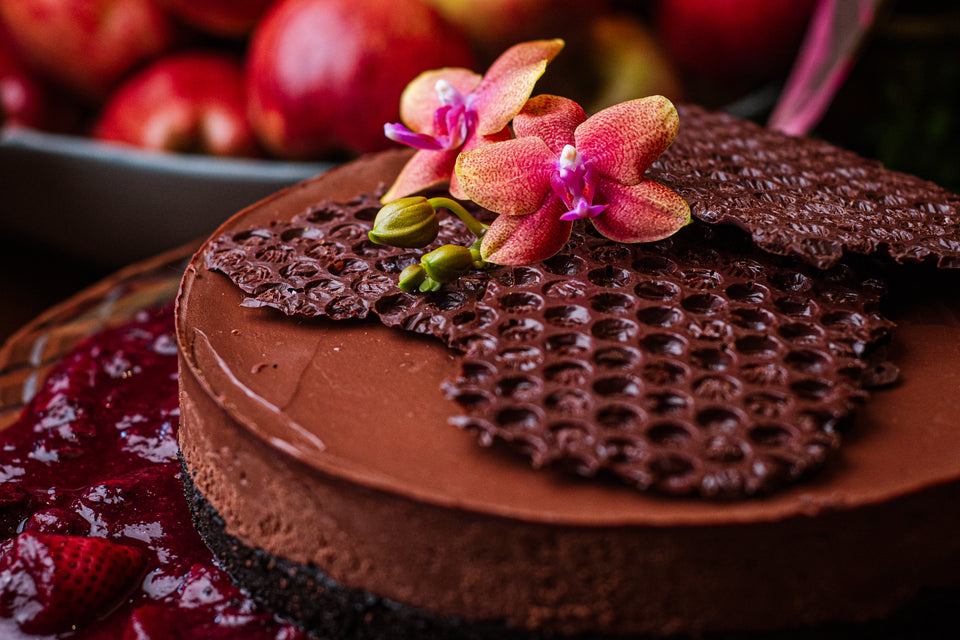 Cheesecake de chocolate com calda de frutas vermelhas