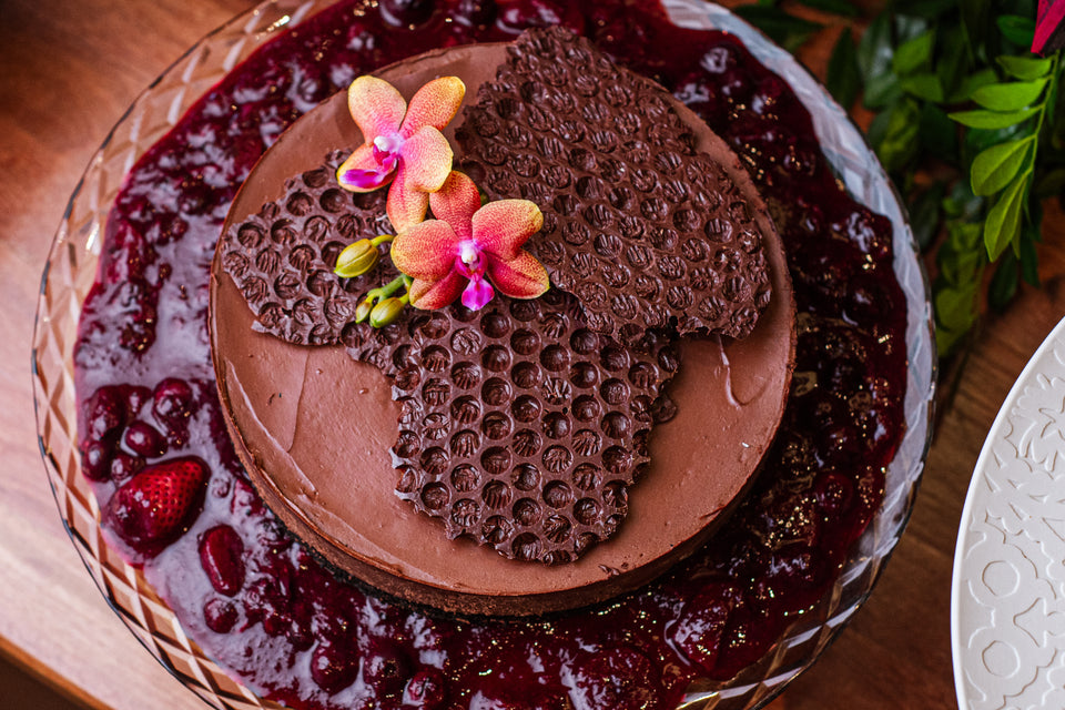 Cheesecake de chocolate com calda de frutas vermelhas