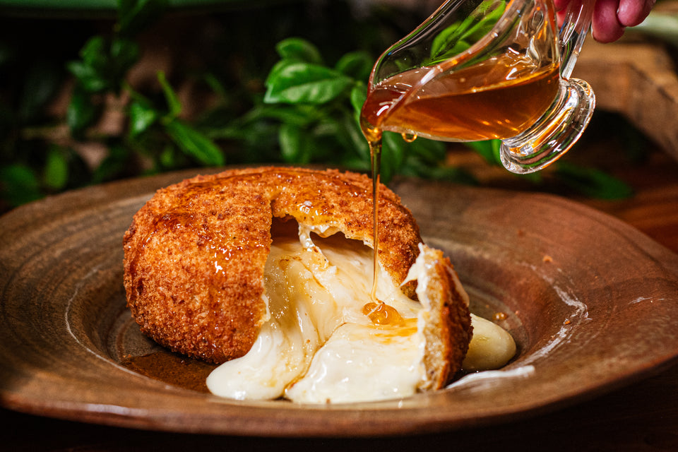 Queijo camembert crocante com mel