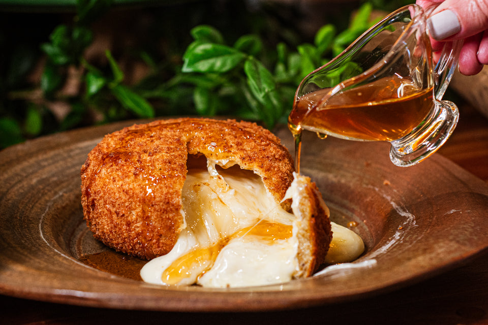 Queijo camembert crocante com mel