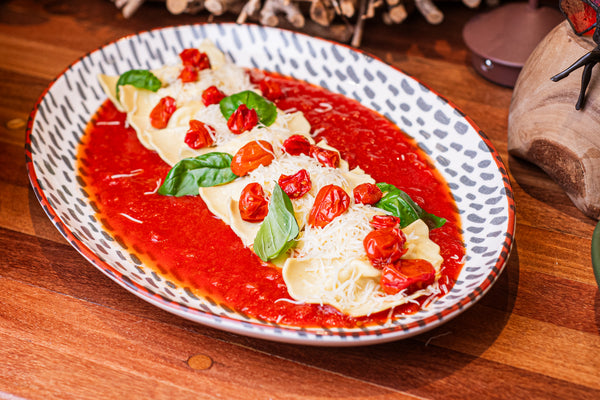 Tortelli de queijo da Canastra e limão-siciliano com molho de tomate, manjericão e parmesão