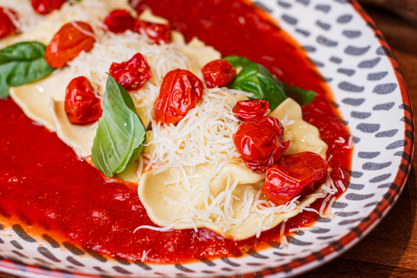 Tortelli de queijo da Canastra e limão-siciliano com molho de tomate, manjericão e parmesão