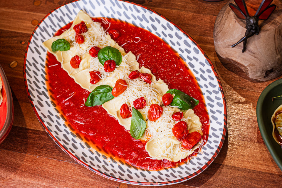 Tortelli de queijo da Canastra e limão-siciliano com molho de tomate, manjericão e parmesão