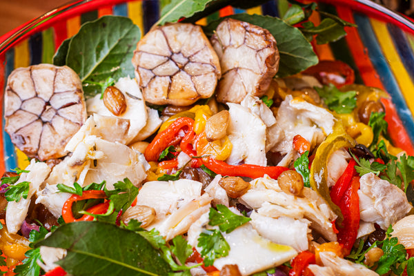 Salada Natalina de bacalhau com pimentões sem pele, cebolas, azeitonas e azeite temperado