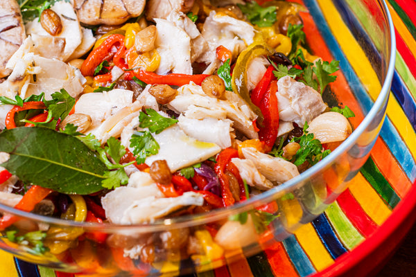 Salada Natalina de bacalhau com pimentões sem pele, cebolas, azeitonas e azeite temperado