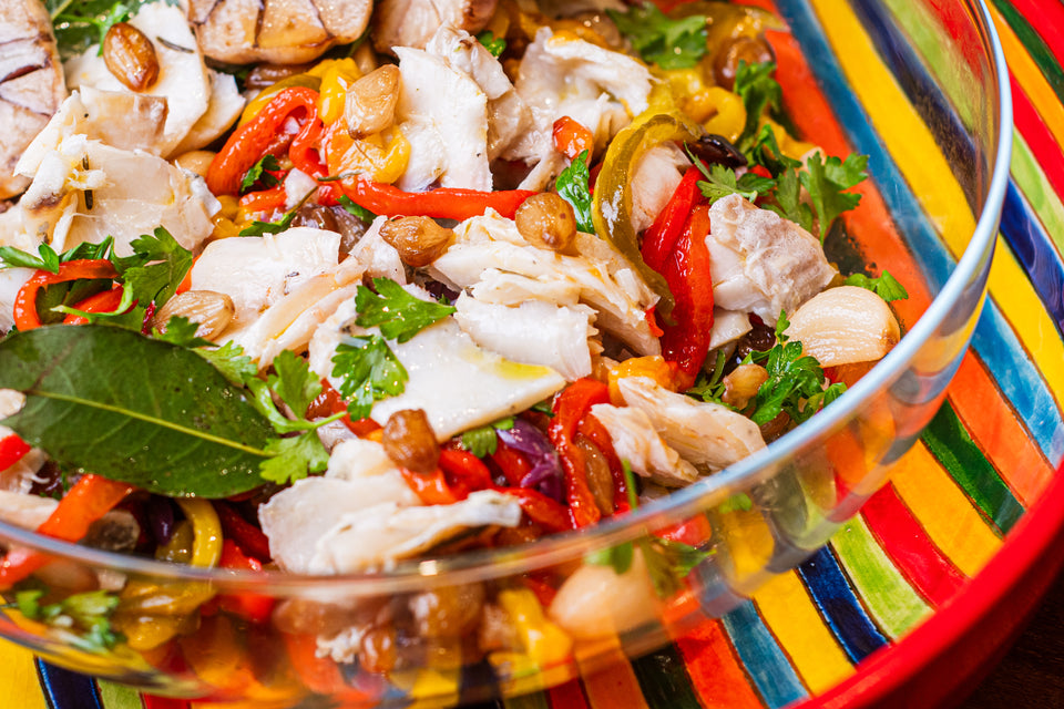 Salada Natalina de bacalhau com pimentões sem pele, cebolas, azeitonas e azeite temperado