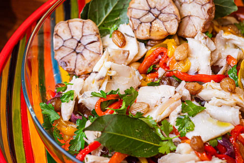 Salada Natalina de bacalhau com pimentões sem pele, cebolas, azeitonas e azeite temperado