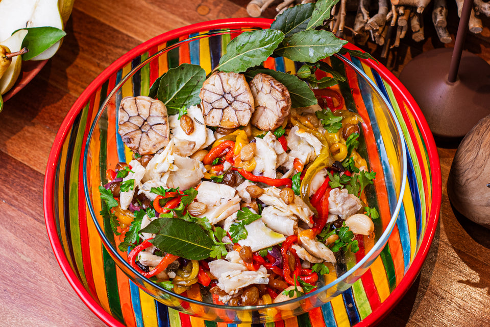 Salada Natalina de bacalhau com pimentões sem pele, cebolas, azeitonas e azeite temperado