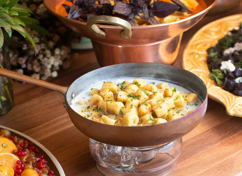 Nhoque de banana da terra ao molho de nata e farofinha de pain d’épice