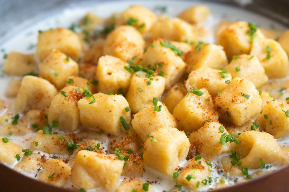 Nhoque de banana da terra ao molho de nata e farofinha de pain d’épice