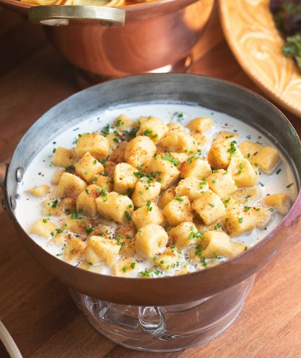 Nhoque de banana da terra ao molho de nata e farofinha de pain d’épice