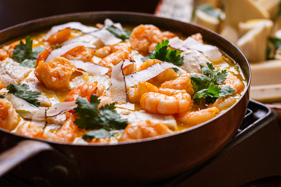 Bobó de peixe e camarão com creme de mandioquinha, coco fita e coentro