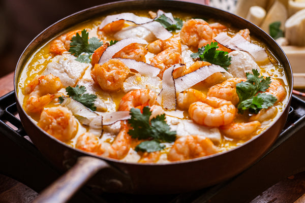 Bobó de peixe e camarão com creme de mandioquinha, coco fita e coentro