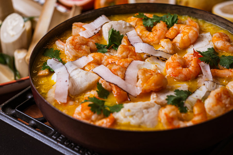 Bobó de peixe e camarão com creme de mandioquinha, coco fita e coentro