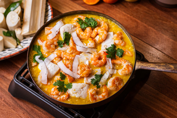Bobó de peixe e camarão com creme de mandioquinha, coco fita e coentro