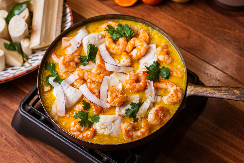 Bobó de peixe e camarão com creme de mandioquinha, coco fita e coentro