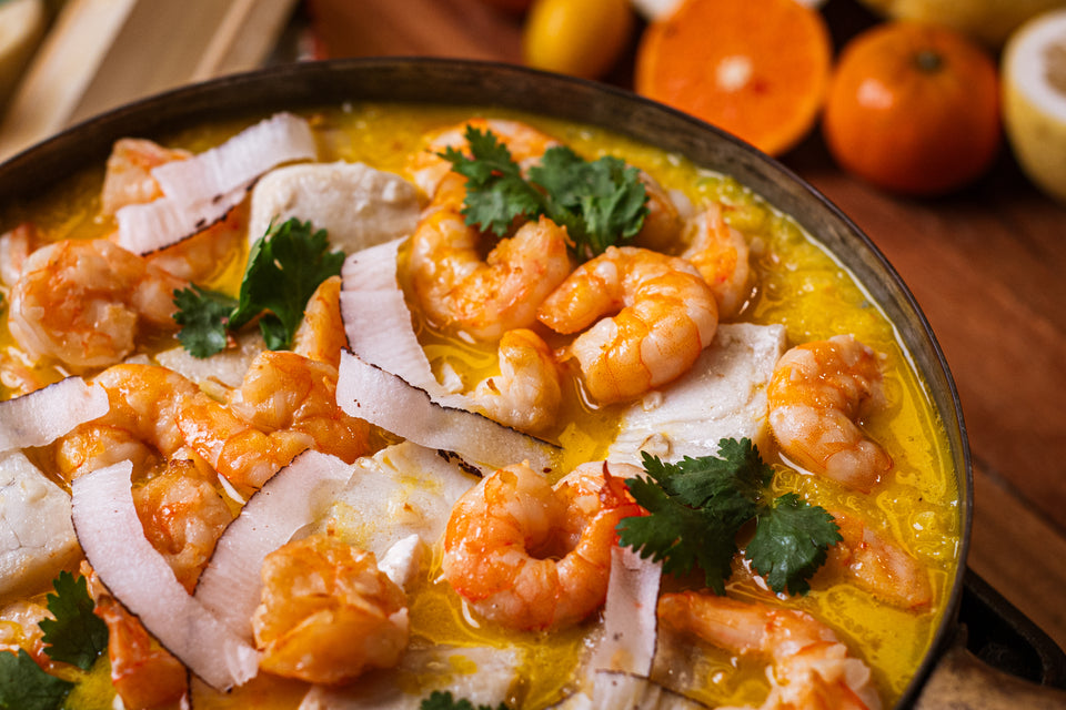 Bobó de peixe e camarão com creme de mandioquinha, coco fita e coentro