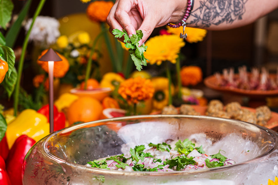Ceviche de tilápia tradicional com chips de raizes