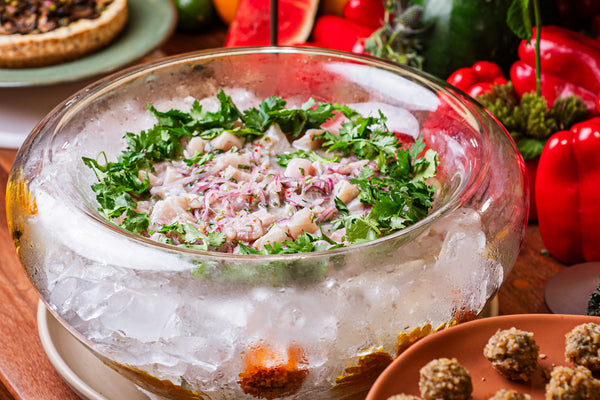 Ceviche de tilápia tradicional com chips de raizes