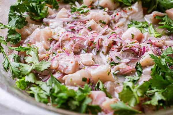 Ceviche de tilápia tradicional com chips de raizes