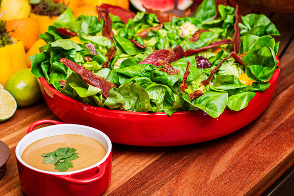 Salada de folhas com figos secos, queijo de cabra, presunto cru e molho de mostarda