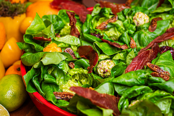 Salada de folhas com figos secos, queijo de cabra, presunto cru e molho de mostarda