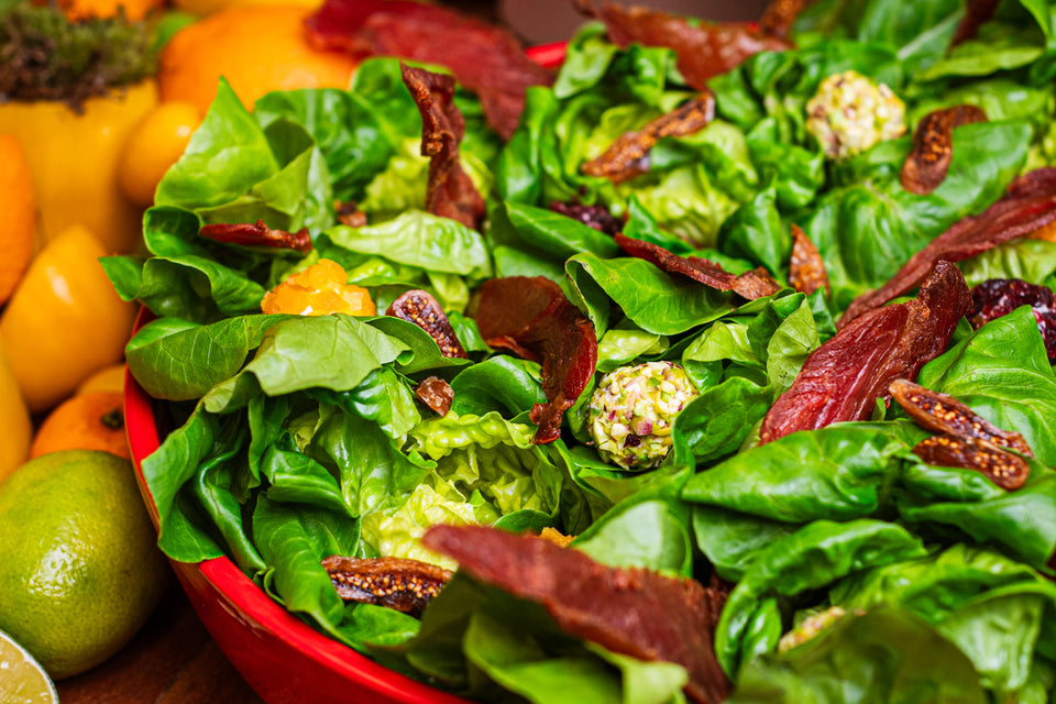 Salada de folhas com figos secos, queijo de cabra, presunto cru e molho de mostarda