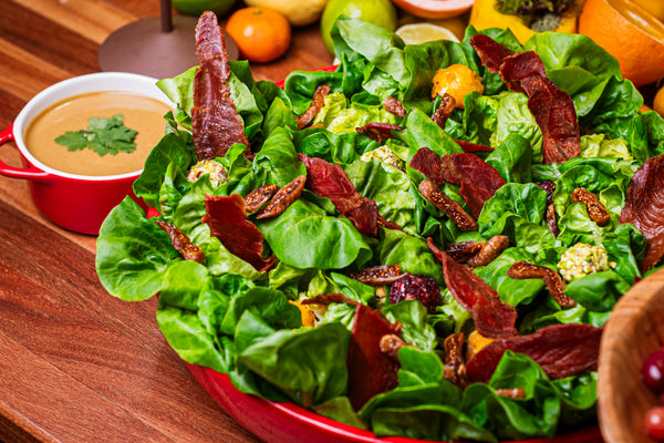 Salada de folhas com figos secos, queijo de cabra, presunto cru e molho de mostarda