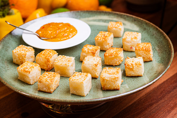 Dadinhos de tapioca com coulis de pimenta