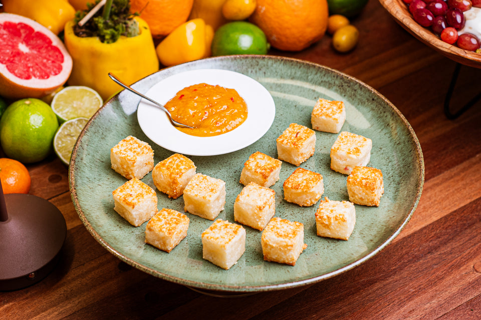Dadinhos de tapioca com coulis de pimenta