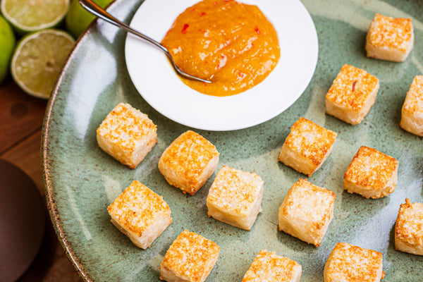 Dadinhos de tapioca com coulis de pimenta