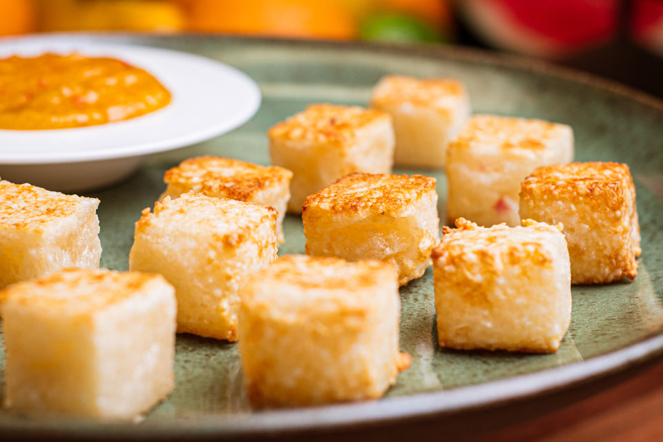 Dadinhos de tapioca com coulis de pimenta