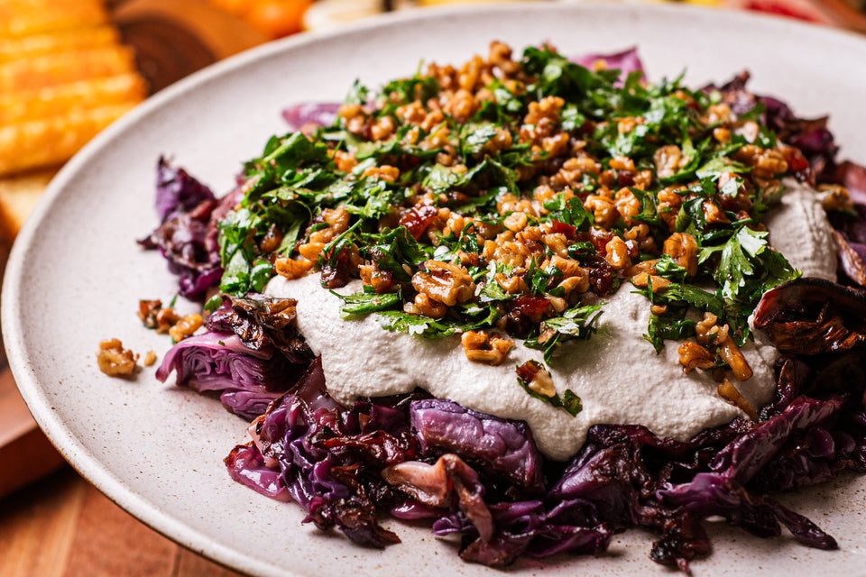 Salada de Repolhos Grelhados com Creme de Castanha de Caju e Tartar de Tâmaras