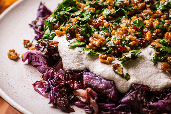 Repolhos Grelhados com Creme de Castanha de Caju e Tartar de Tâmaras