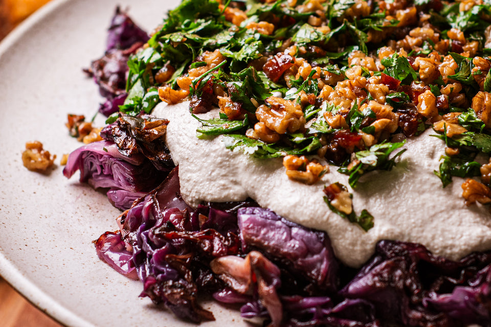 Salada de Repolhos Grelhados com Creme de Castanha de Caju e Tartar de Tâmaras