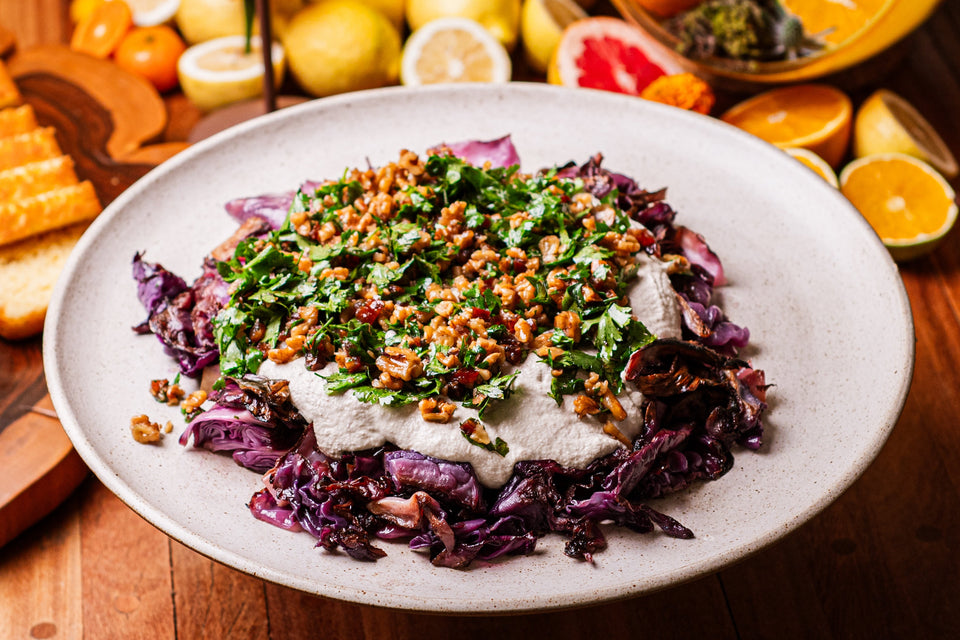 Salada de Repolhos Grelhados com Creme de Castanha de Caju e Tartar de Tâmaras
