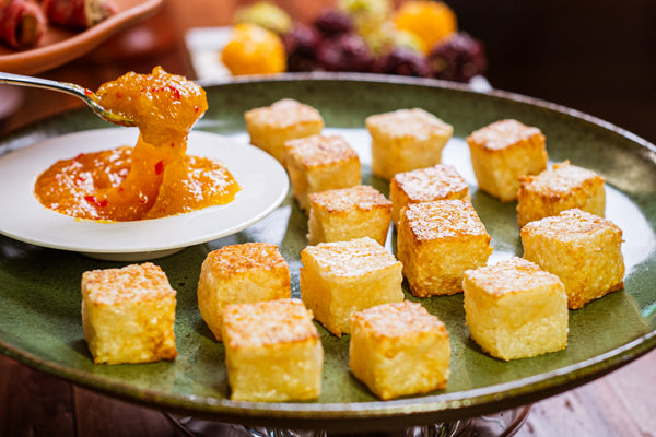 Dadinhos de tapioca com coulis de pimenta