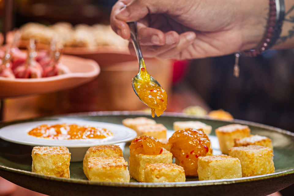 Dadinhos de tapioca com coulis de pimenta