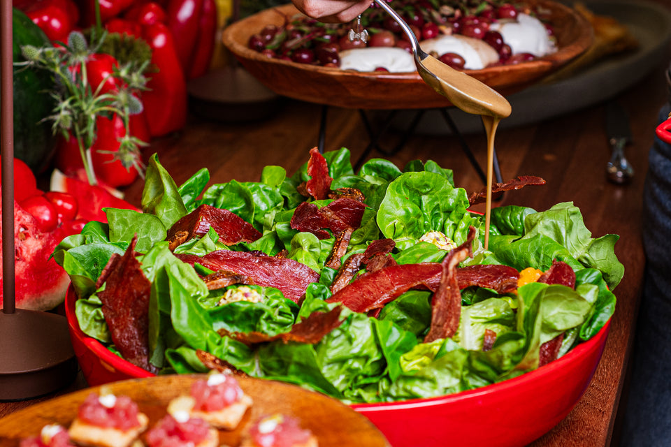 Salada de folhas com figos secos, queijo de cabra, presunto cru e molho de mostarda
