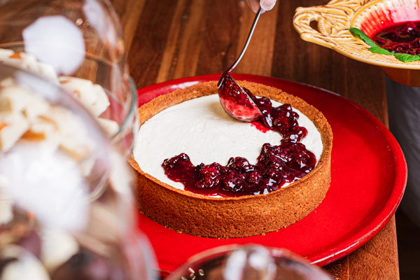 Crostata de iogurte com baunilha, zest de limão e coulis de frutas vermelhas