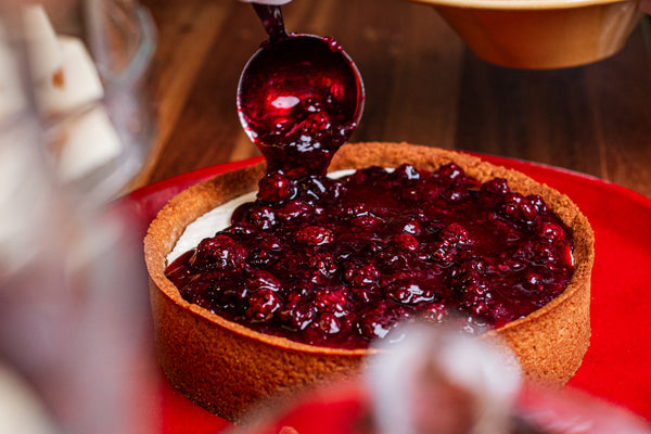 Crostata de iogurte com baunilha, zest de limão e coulis de frutas vermelhas