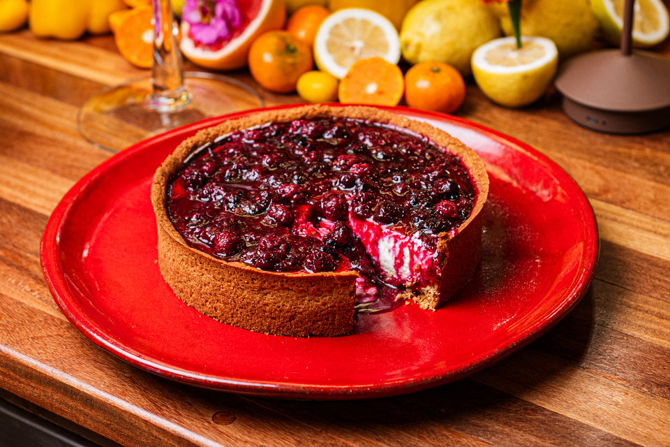 Crostata de iogurte com baunilha, zest de limão e coulis de frutas vermelhas