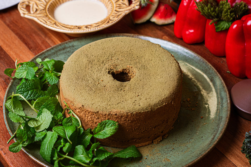 Bolo de matcha com creme anglaise