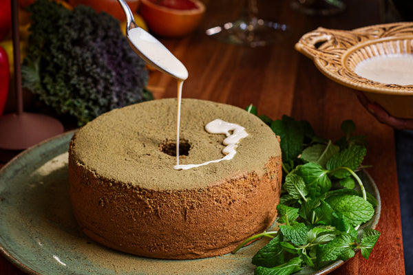 Bolo de matcha com creme anglaise